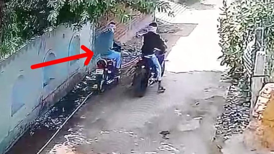 चोरी का Live Video: पत्रकार के घर के बाहर खड़ी बाइक दो चोरों ने दिनदहाड़े किया पार