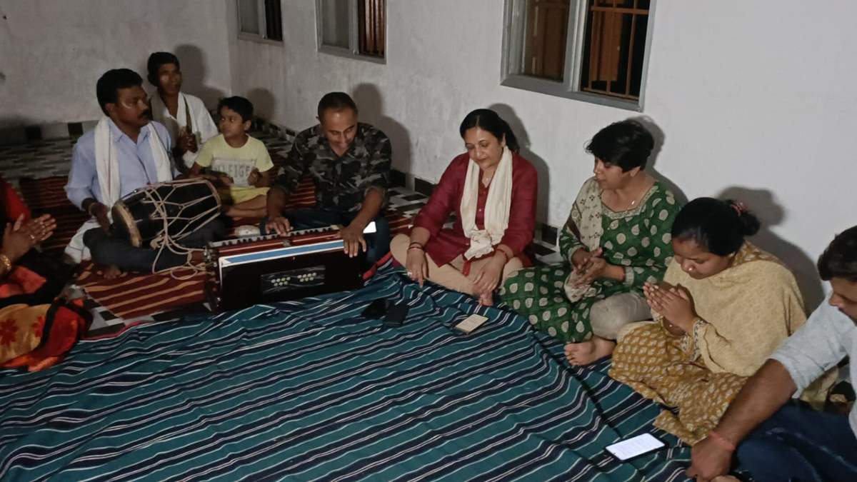 पीएम मोदी का शहडोल दौरा स्थगितः ग्रामीणों के साथ कलेक्टर ने कीर्तन भजन कर किया रात्रि भोज