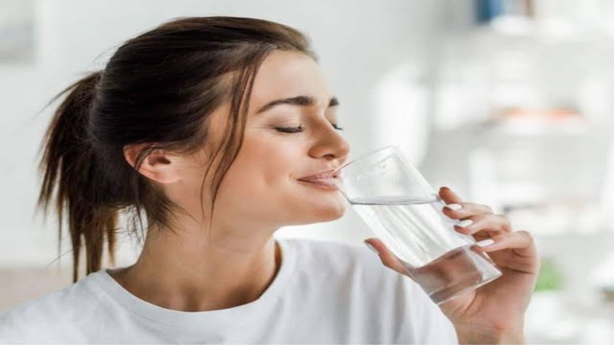 क्या आप जानते हैं पानी पीने के क्या है सही नियम? यदि नहीं तो यहां पढ़ें कब और कैसे पीना चाहिए पानी