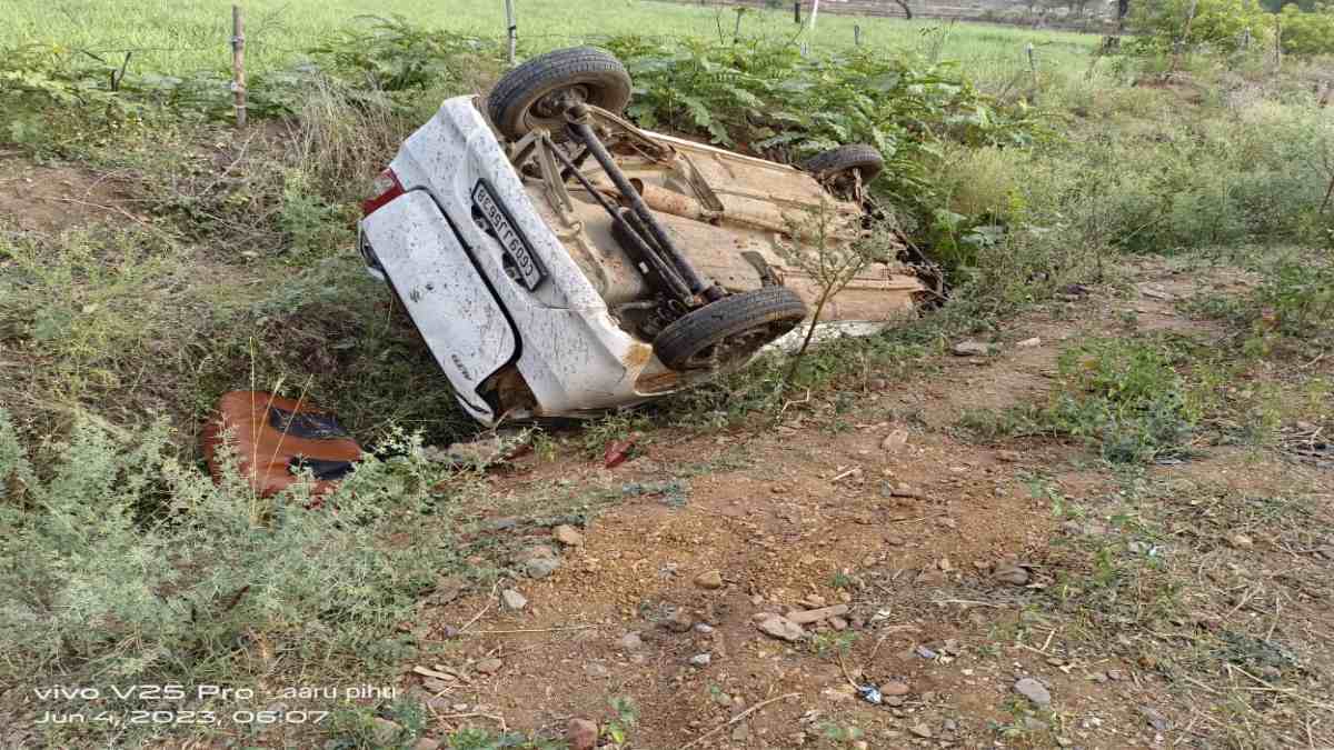 ACCIDENT BREAKING : रायपुर-जबलपुर नेशनल हाइवे पर पलटी कार, हादसे में 3 लोग घायल