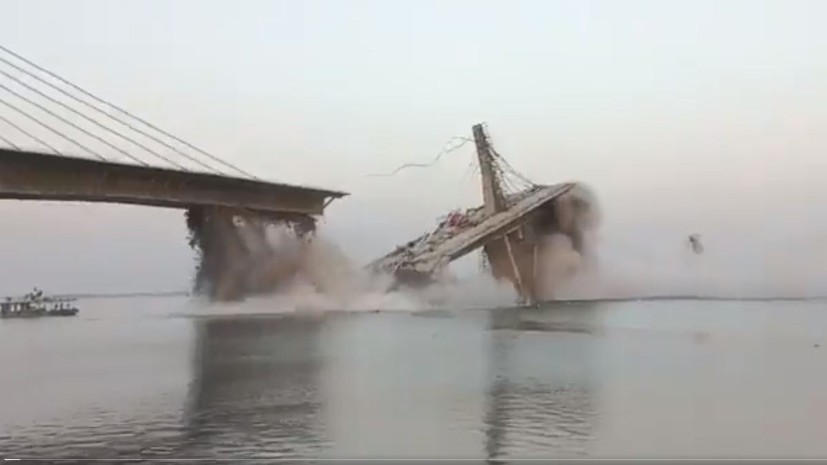डूब गया CM का ड्रीम प्रोजेक्टः गंगा नदी में भर-भराकर समा गया भ्रष्टाचार का पुल, कमीशन का बोझ पड़ा भारी, देखें VIDEO…