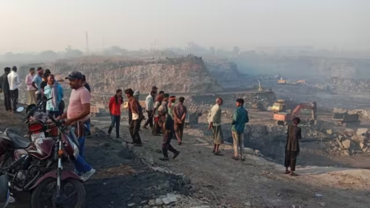 Dhanbad Coal Mine Collapsed : अवैध खनन के दौरान धंसी धनबाद कोयला खदान, तीन की मौत, कई घायल
