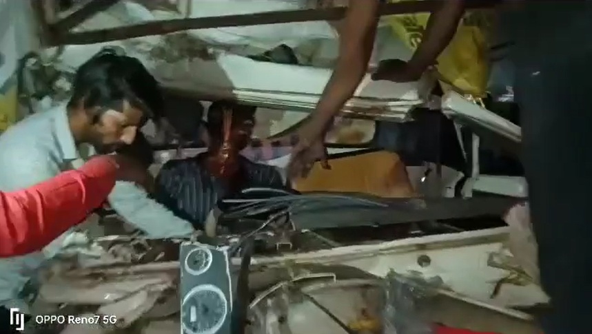 MP सड़क हादसे में दौ मौतः शाजापुर में ट्रक के पीछे जा घुसी कार, 9 लोग घायल