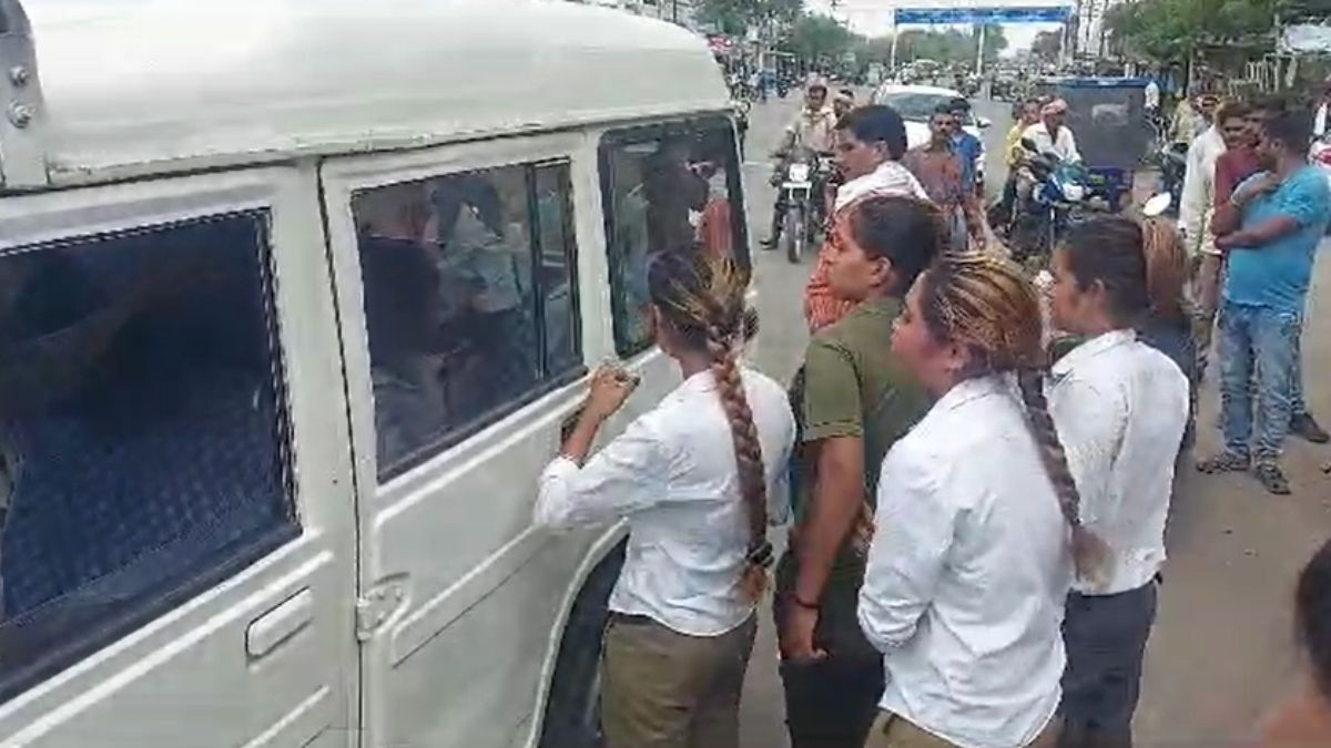 गुजरात की युवतियों का गिरोह पकड़ायाः सड़क पर वाहन रोककर मांग रही थी पैसे, महिला थाने में पूछताछ जारी