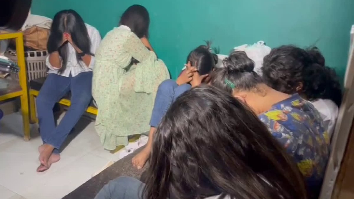 Sex Racket : राजधानी में मसाज पार्लर की आड़ में सजा था जिस्म का बाजार, पुलिस ने 13 युवतियों को पकड़ा, आपत्तिजनक सामान बारामद