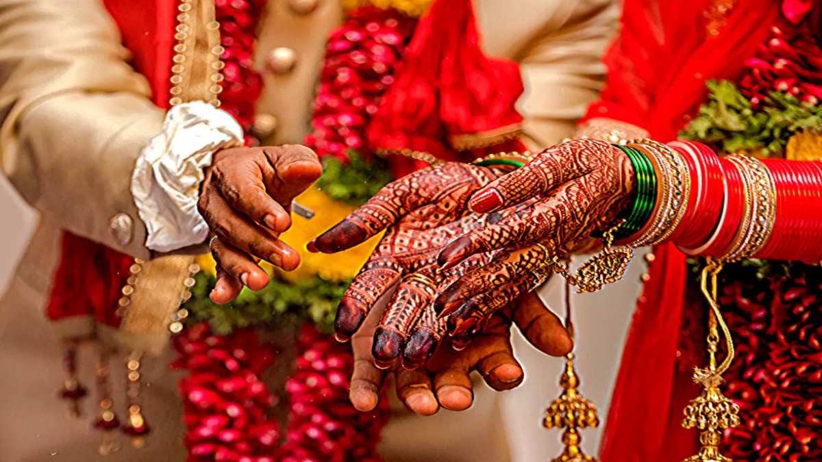 Inter Caste Marriage Scheme : अंतरजातीय विवाह करने पर सरकार दे रही नवदंपति को लाखों रुपए, जानिए कैसे करें आवेदन