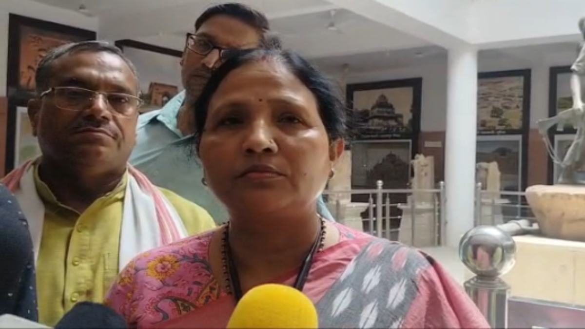 बीजेपी सांसद का बयान: बोलीं- गांधी परिवार ने 75 साल से महिलाओं को खुले में शौच जाने के लिए मजबूर किया