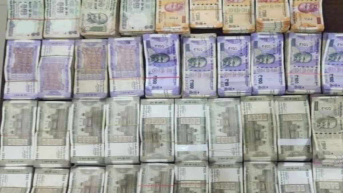 लावारिस खड़ी कार ने उगला नोट : बोरे में मिला 93 लाख से अधिक का कैश, इतने रुपए देखकर सभी के उड़े होश