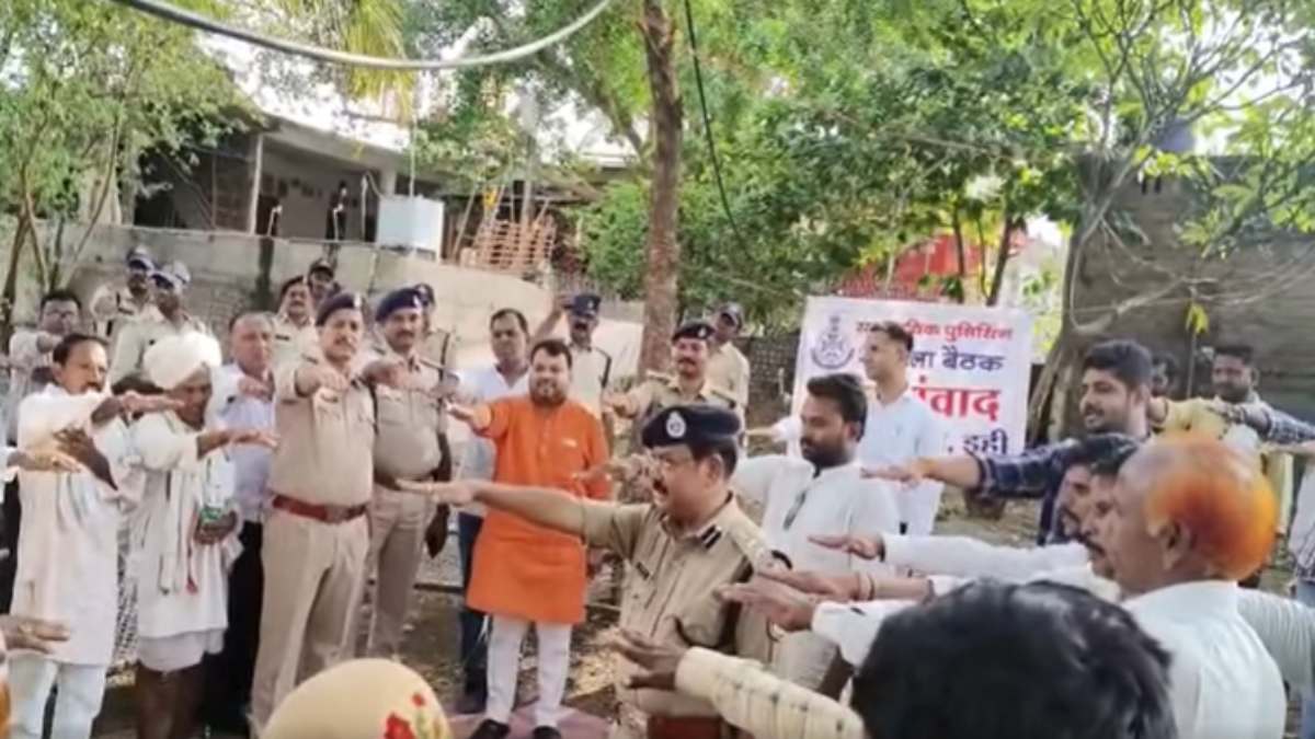 SP को दिग्विजय सिंह की नसीहत: ग्रामीणों को शपथ दिलाने का VIDEO जारी कर बोले- आप भारतीय सेवा के अधिकारी हैं, भारतीय जनता पार्टी सेवा के अधिकारी नहीं