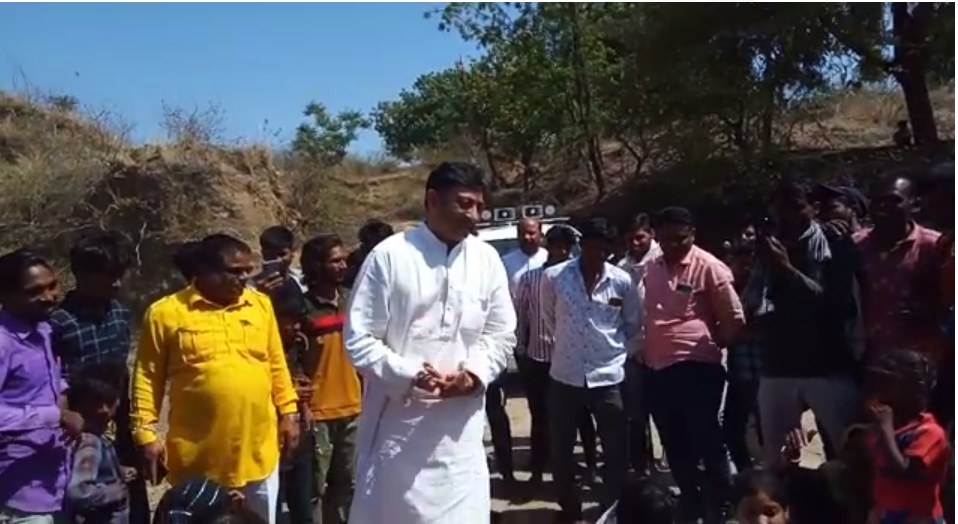 मंत्री का रास्ता रोकाः आक्रोशित ग्रामीणों ने राजवर्धन सिंह से कहा- पुलिया बनने के बाद ही वोट मांगने आना, आश्वासन के बाद मामला हुआ शांत