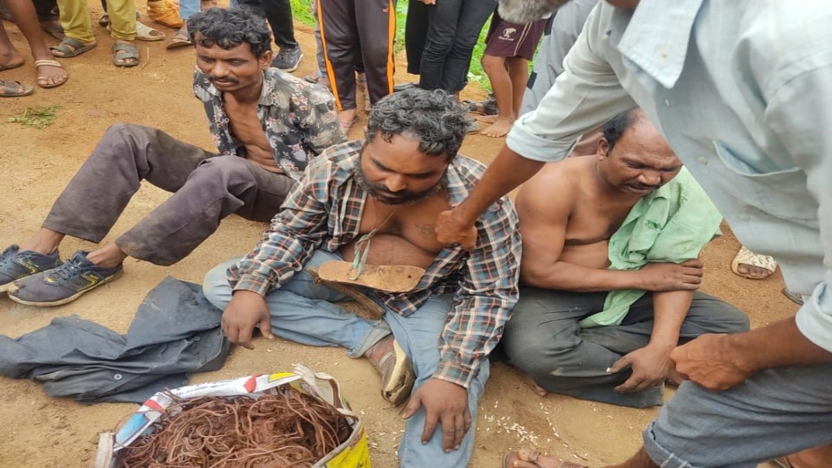 तीन चोर चोरी करते रंगेहाथ पकड़ाए VIDEO: ग्रामीणों ने की जमकर धुनाई, किया पुलिस के हवाले  