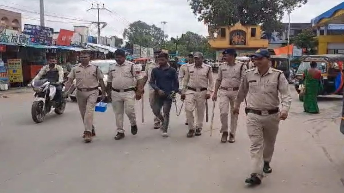 नाबालिग से रेप का आरोपी गिरफ्तार: पुलिस ने रेलवे स्टेशन मार्ग से थाने तक निकाला जुलूस, देखें VIDEO  