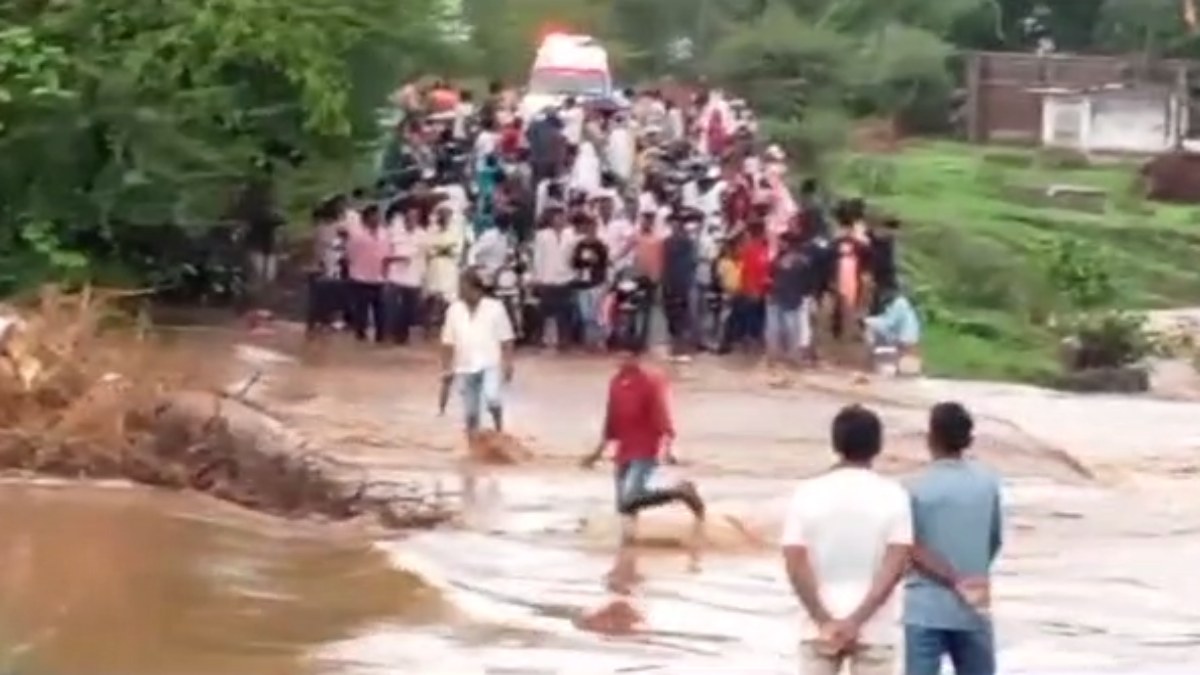 ऐसी लापरवाही जान पर पड़ सकती है भारी: उफनती नदी पार करते नजर आए लोग, देखें VIDEO