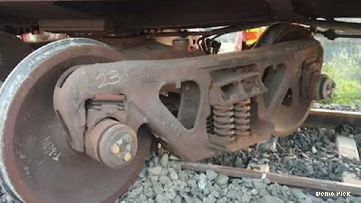 MP Train Accident: नरसिंहपुर-करेली के बीच पटरी से उतरा मालगाड़ी का डिब्बा, कई ट्रेनें प्रभावित, परिवर्तित मार्ग से चलेगी ट्रेनें, कुछ हुई री-शेड्यूल