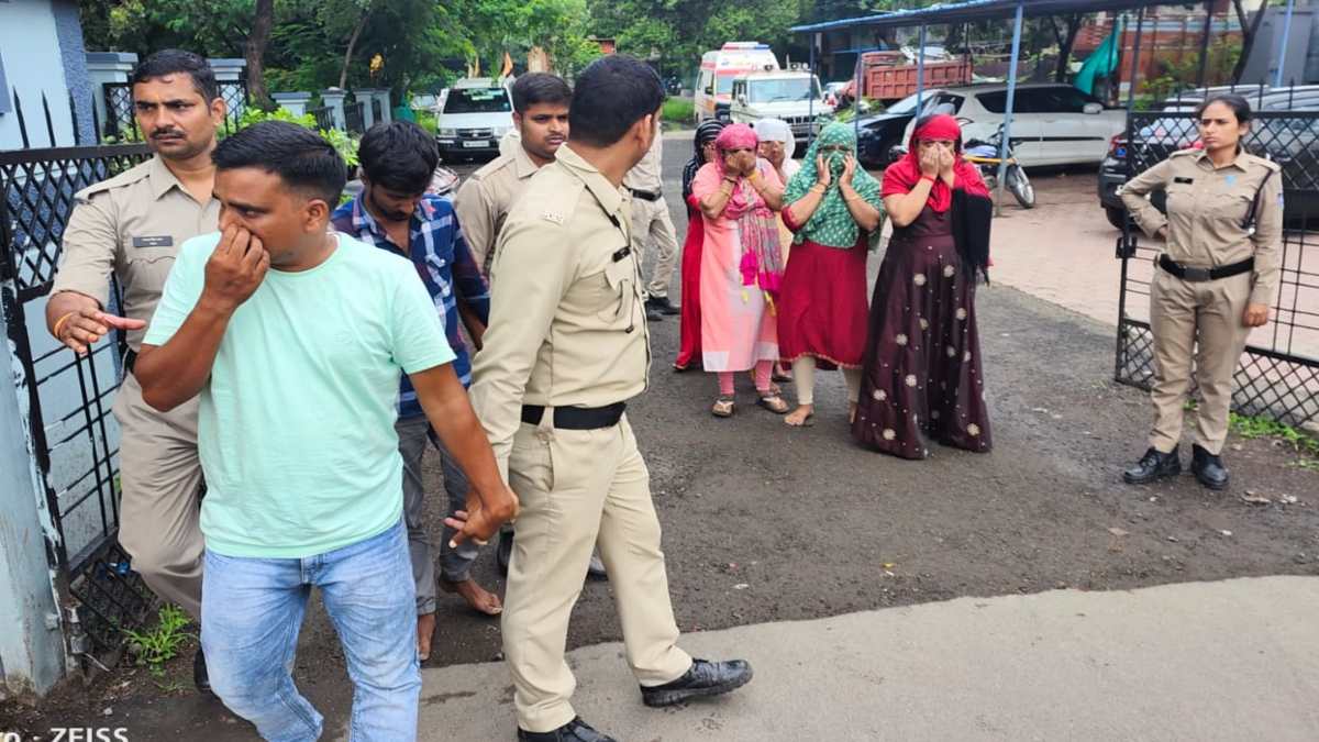 Sex Racket: पॉश कॉलोनी में चल रहा था सेक्स रैकेट, 6 युवती और दो युवक चढ़े पुलिस के हत्थे, 2 महिलाएं पश्चिम बंगाल की