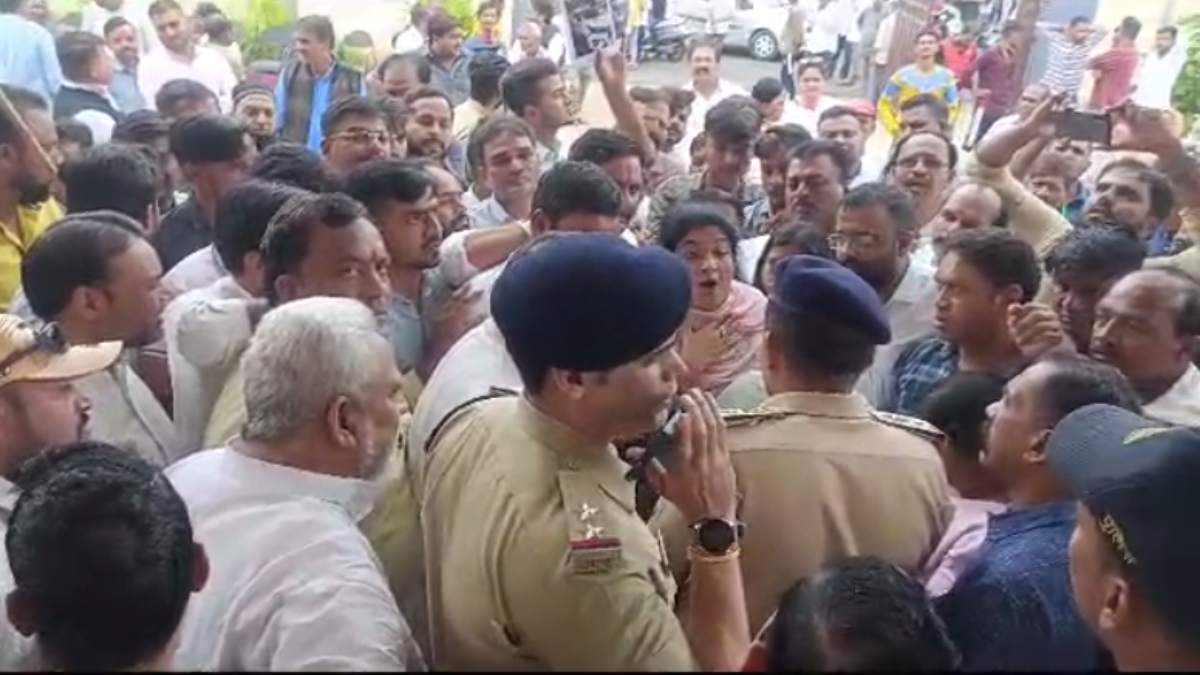 नेता प्रतिपक्ष से मारपीट का मामला: थाने का घेराव करने पहुंचे कांग्रेस नेताओं की पुलिस से हुई झूमाझटकी, पीसी शर्मा बोले- आरोपी को बचा रही बीजेपी सरकार