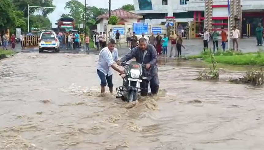 खाकी की करतूतः बाढ़ में पुलिस ने निकाली अपनी गाड़ी, बाइक सवारों के साथ की मारपीट, धक्का देकर गिराया