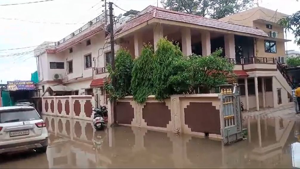 बारिश के कारण नहर फूटीः पूर्व मंत्री के मकान सहित खेतों में भरा पानी, दीवार गिरी और कारें भी डूबी