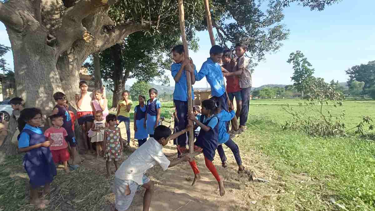 ऐसा जुगाड़ सिर्फ भारतीय ही कर सकते हैं! आदिवासी बच्चों ने कबाड़ से बनाया नेक्स्ट लेवल का देसी जुगाड़ झूला, VIDEO VIRAL