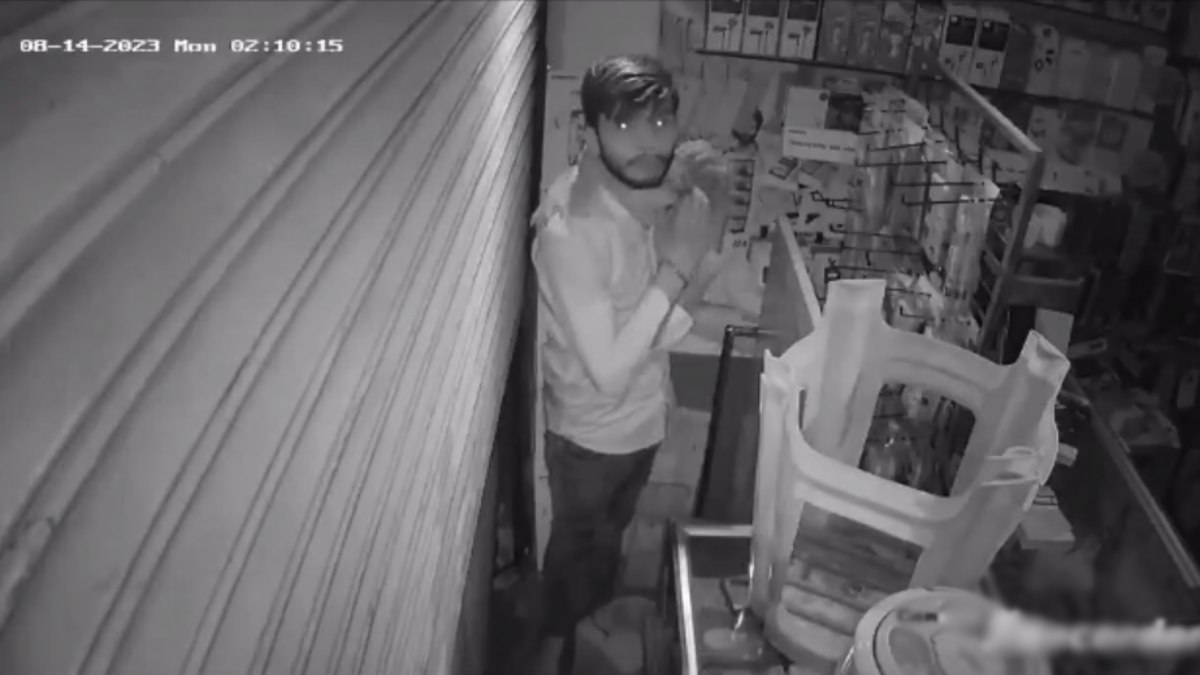 MP में लाखों की चोरी: दुकान का शटर तोड़कर अंदर घुसा, लाइट जलाई और मोबाइल लेकर फरार, घटना CCTV में कैद