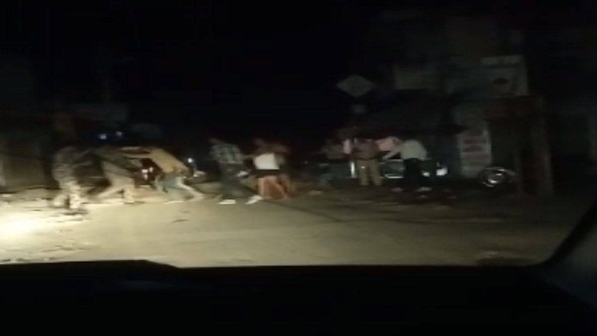 गृहमंत्री के गृह नगर में पुलिस की पिटाई: अपराधियों को टोकना दो पुलिस वालों को पड़ा महंगा, लाठी-डंडों से बेदम पीटा, देखें VIDEO