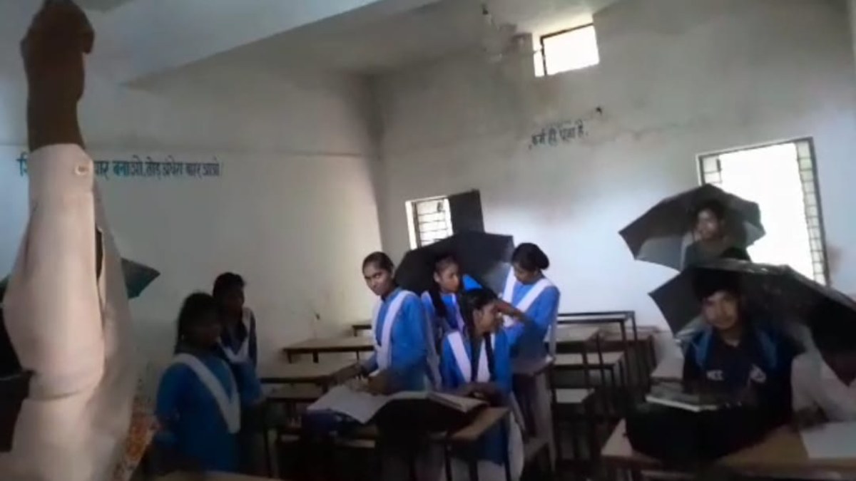 एमपी का एक ऐसा स्कूल: क्लासरूम के भीतर छाता लेकर बैठते है विद्यार्थी, VIDEO वायरल    