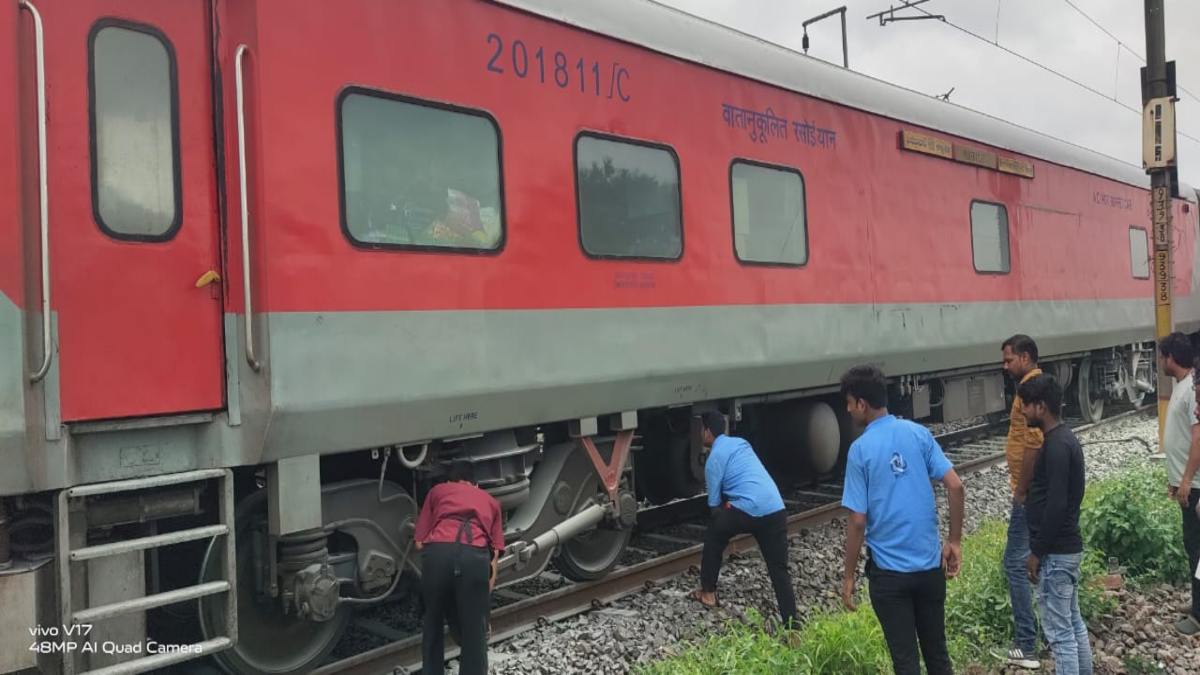 MP Breaking: तेलंगाना एक्सप्रेस की पेंट्रीकार में लगी आग, नई दिल्ली से चेन्नई जा रही ट्रेन, मौके पर रेलवे कर्मचारी