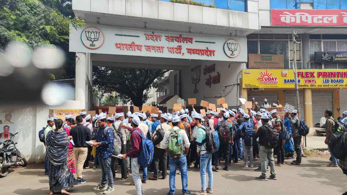 चयनित शिक्षकों ने खोला मोर्चाः नियुक्ति की मांग को लेकर BJP कार्यालय के सामने दिया धरना, बड़ी संख्या में पुलिस जवान तैनात