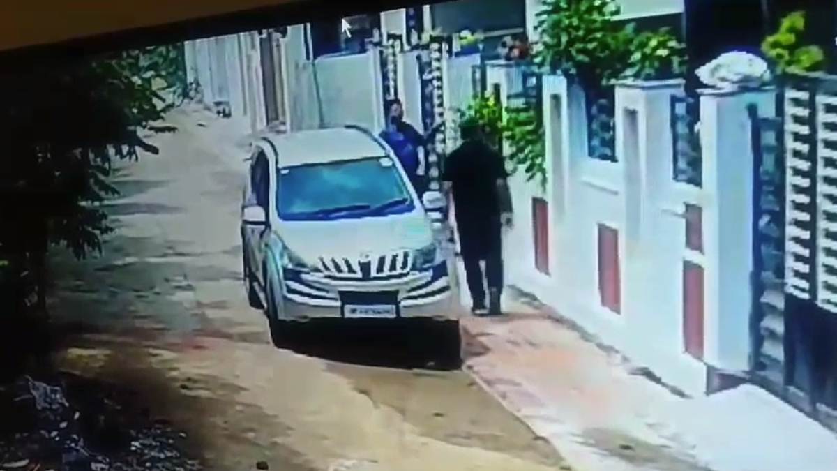 हाई प्रोफाइल चोरों ने हाई सिक्योरिटी कॉलोनी में बोला धावा: इंटरनेट कनेक्शन काटकर रिटायर्ड अधिकारी के घर में किया हाथ साफ, CCTV में कैद वारदात