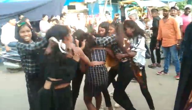 एक दूसरे पर युवतियों ने बरसाए लात-घूंसे, बाजार में अफरा तफरी का माहौल