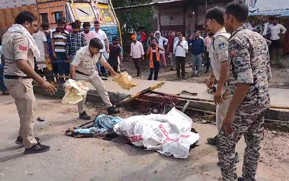 MP Road Accident: मुरैना में मंदिर से लौट रहे युवक को ट्रैक्टर ने कुचला, मौत, इंदौर से भीलवाड़ा जा रही बस मंदसौर में पलटी, दो दर्जन यात्री घायल
