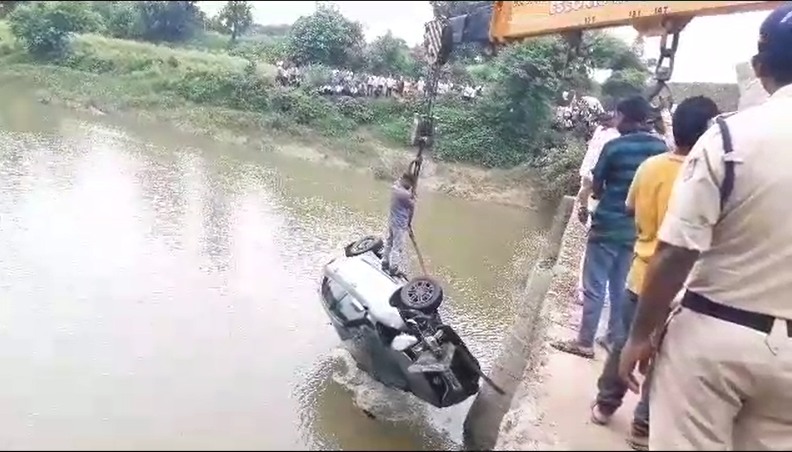 MP सड़क हादसाः अनियंत्रित कार पुल से नदी में गिरी, रीवा के पटवारी की मौत