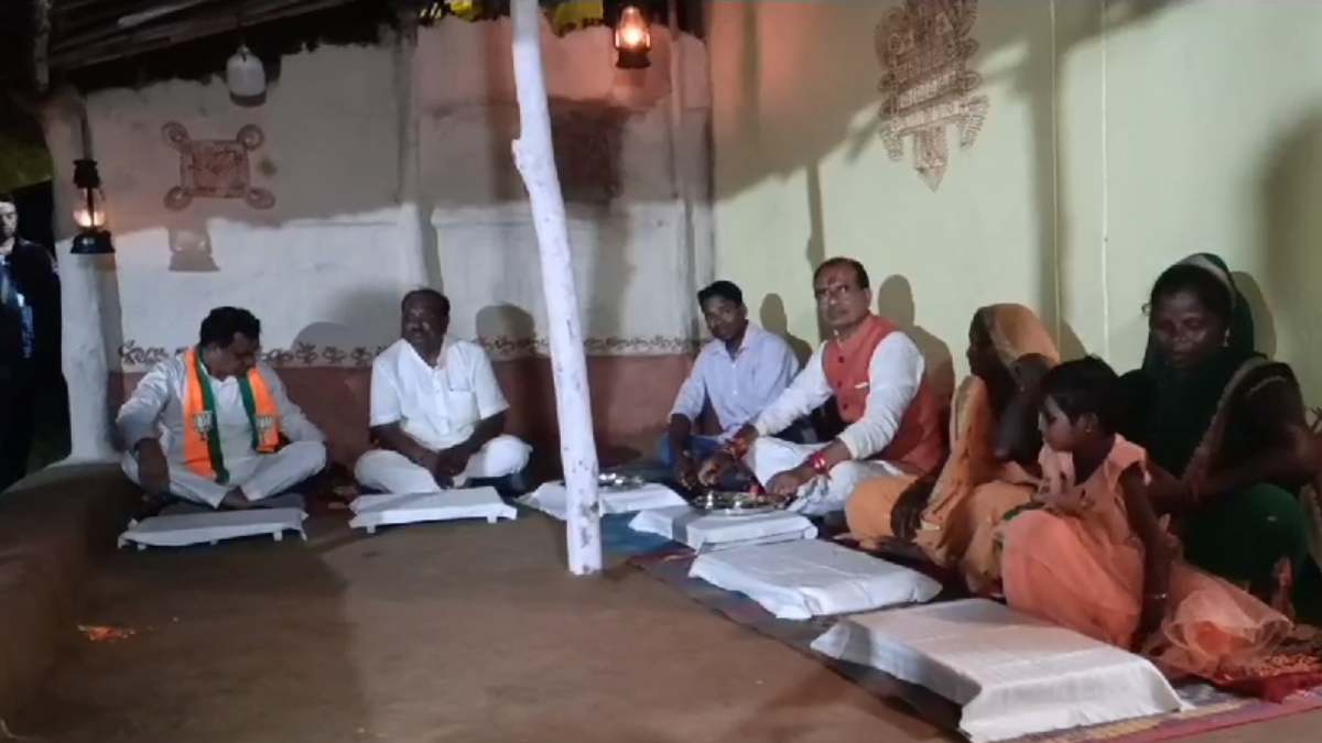 बैतूल के मोरडोंगरी में मंतो बाई के घर CM शिवराज ने किया रात्रि भोजन: ‘बहन’ से राखी भी बंधवाई, भोपाल आने का दिया निमंत्रण