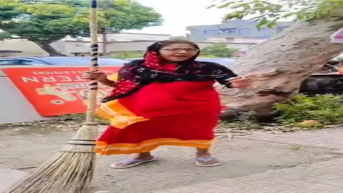 इंदौर में सफाई महिला मित्र का Video वायरलः फिल्मी धुन में गाया, मैं निकला झाड़ू लेकर…, दिया स्वच्छता का संदेश