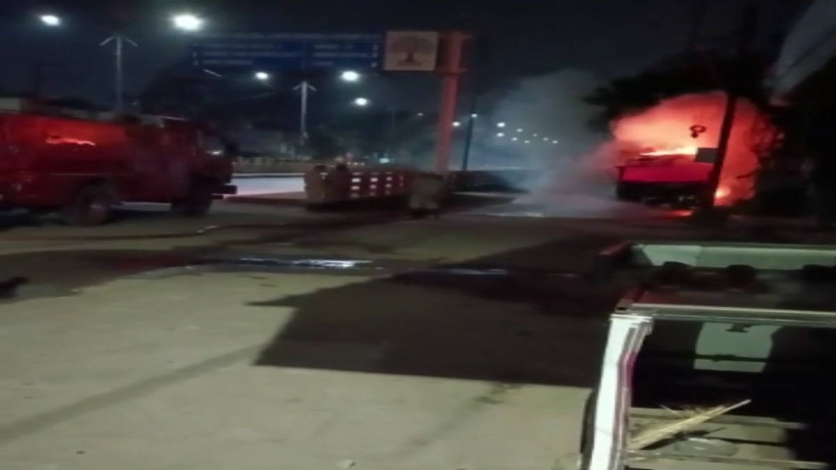 इंदौर में आगजनी की दो घटनाएंः खड़े ट्रक में आग लगी या लगाई! थाने से चंद कदमों की दूरी की घटना, पुलिस खंगाल रही CCTV फुटेज, इधर बीच सड़क दो पहिया वाहन जलकर खाक
