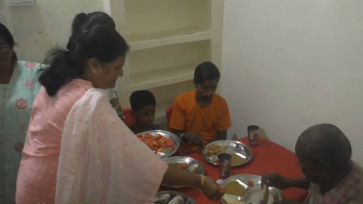 5 रुपए में मिलेगा भरपेट खाना: मंत्री ने किया दीनदयाल रसोई का शुभारंभ, अपने हाथों से परोसा भी