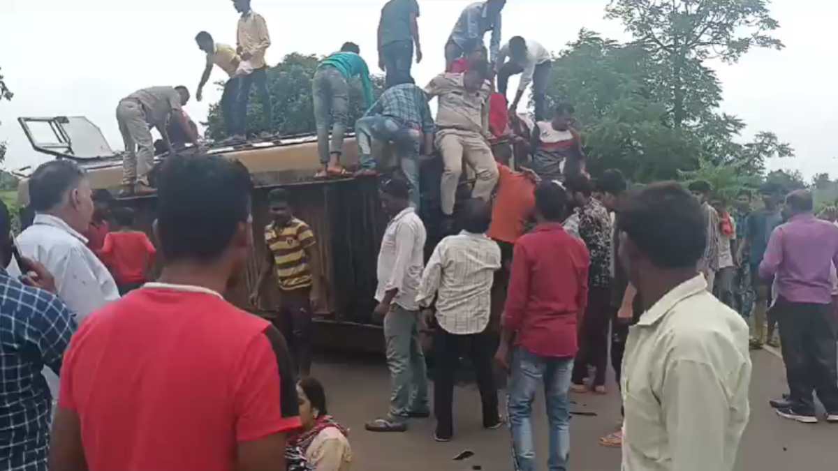 MP में बड़ा हादसा: बाइक सवारों को रौंदते हुए बेकाबू होकर पलटी तेज रफ्तार बस, 3 युवकों की मौत, यात्रियों में मची चीख-पुकार