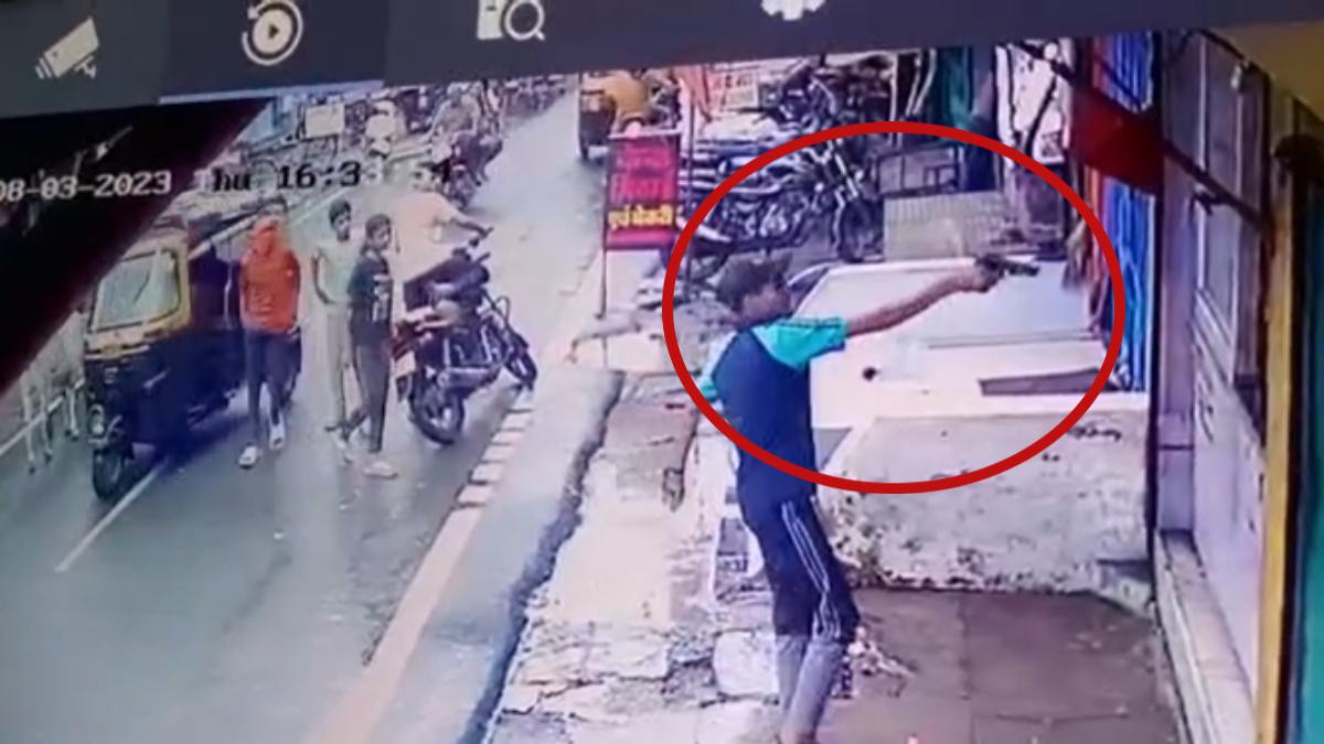दिनदहाड़े दुकान में फायरिंग, LIVE VIDEO: पहले बेटे का अपहरण कर मांगी लाखों की फिरौती, अब बदमाशों ने चलाई गोली