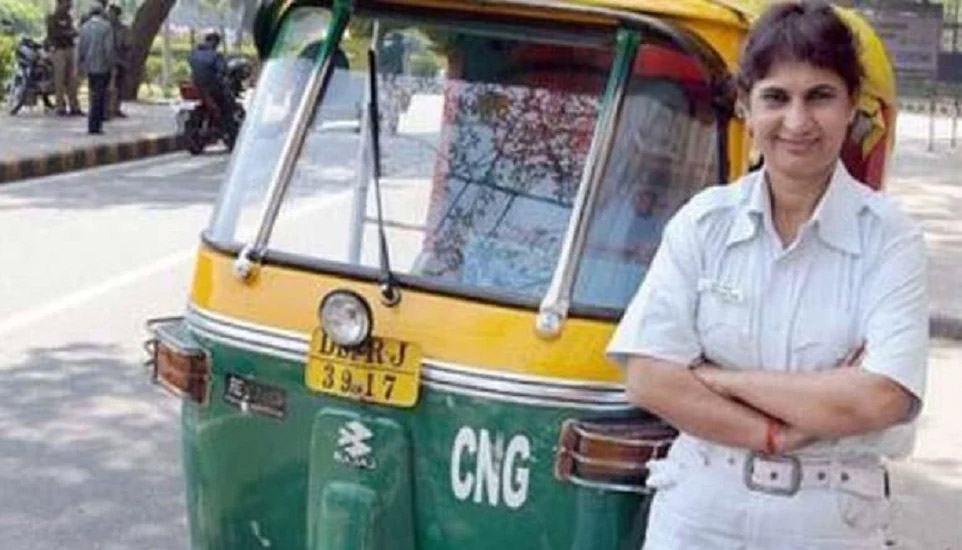 दिल्ली की पहली महिला ऑटो चालक पर ईंट-पत्थर से हमला
