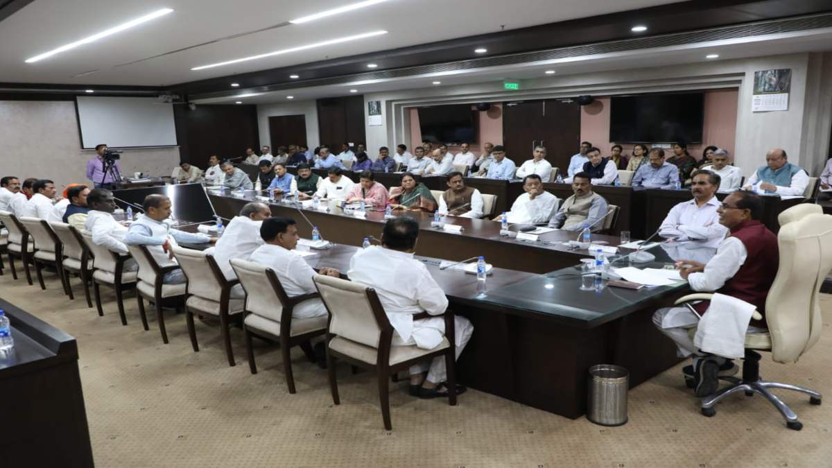 CM शिवराज ने की मंत्री अफसरों की संयुक्त बैठक: टीम मध्य प्रदेश का जताया आभार, सरकार की उपलब्धियों पर दी बधाई, अधिकारियों को दिए ये निर्देश