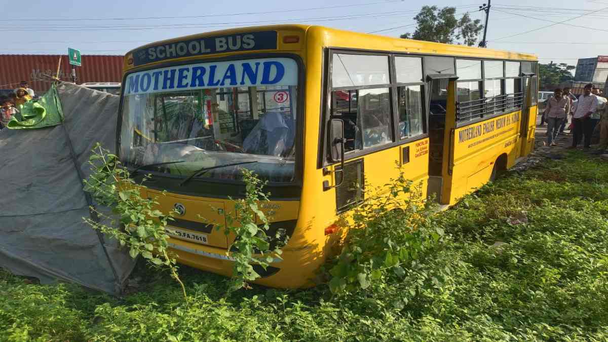 Indore : सड़क किनारे बनी झोपड़ी में जा घुसी स्कूली बस, ड्राइवर को आई चोट, हादसे से सहमे मासूम बच्चे