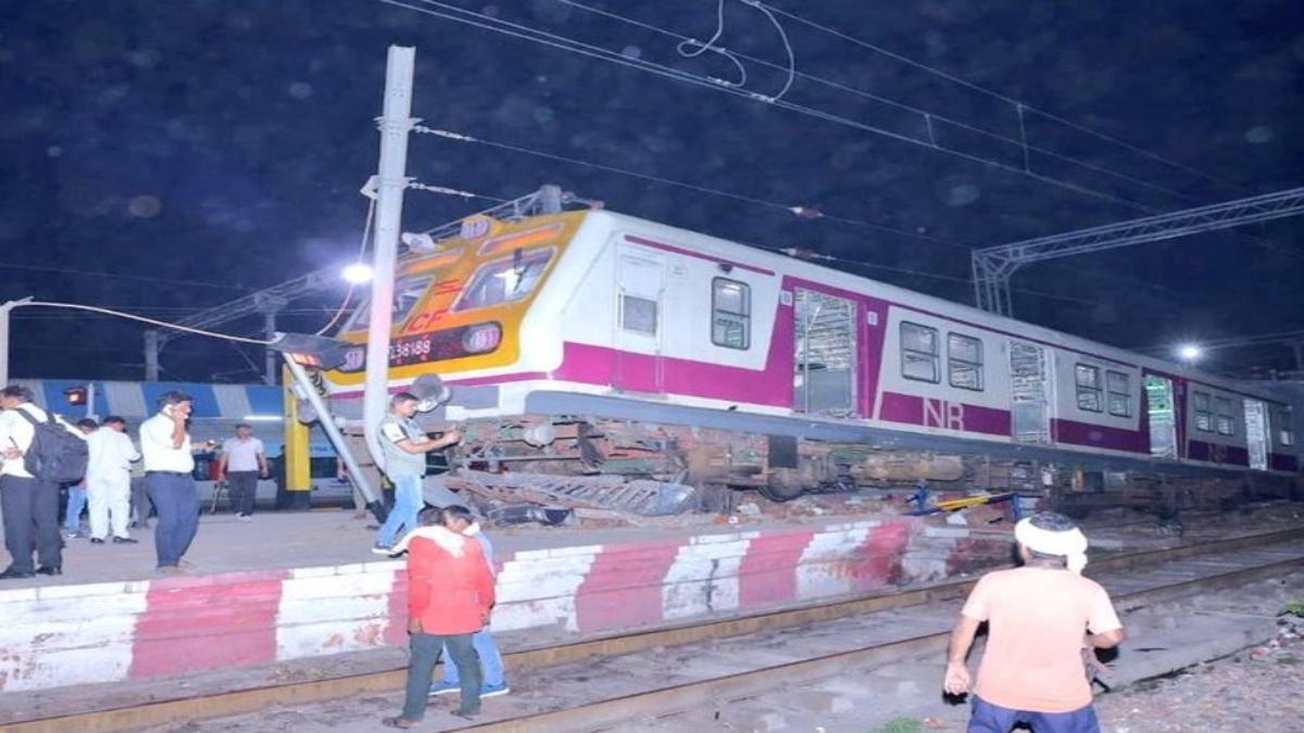 Train Accident : पटरी छोड़ प्लेटफार्म पर चढ़ी ट्रेन, मचा हड़कंप