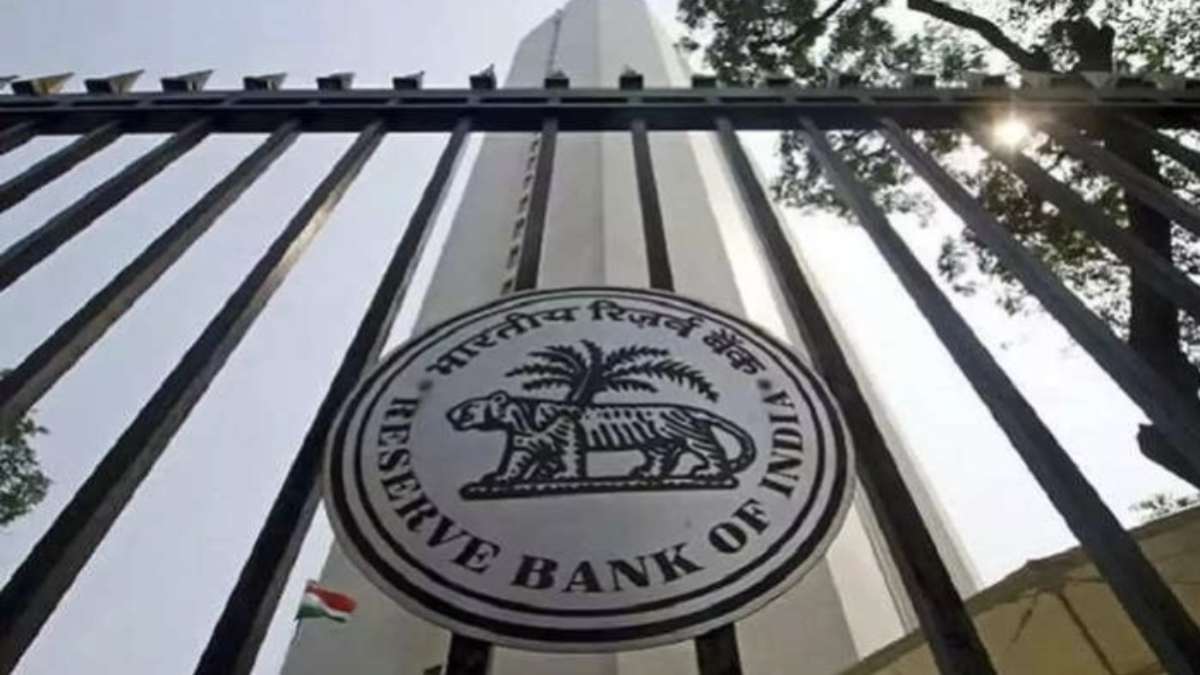 RBI Impose Penalty: बैंकों पर RBI के एक्शन से मचा हड़कंप, SBI समेत इतने बैंकों पर चला चाबुक, कई करोड़ की पेनाल्टी…