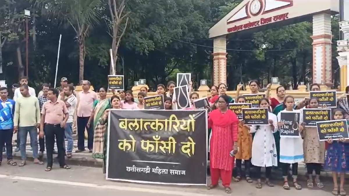 ‘बलात्कारियों को फांसी दो’: 2 बहनों से दरिंदगी को लेकर फूटा गुस्सा, छत्तीसगढ़ी महिला समाज और ABVP का विरोध प्रदर्शन, सख्त से सख्त कार्रवाई की मांग