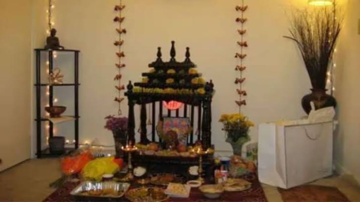 Vastu Tips: मंदिर की साफ-सफाई के लिए वास्तु शास्त्र ने निर्धारित किये है नियम, आइए जानते हैं कब करनी चाहिए मंदिर की सफाई
