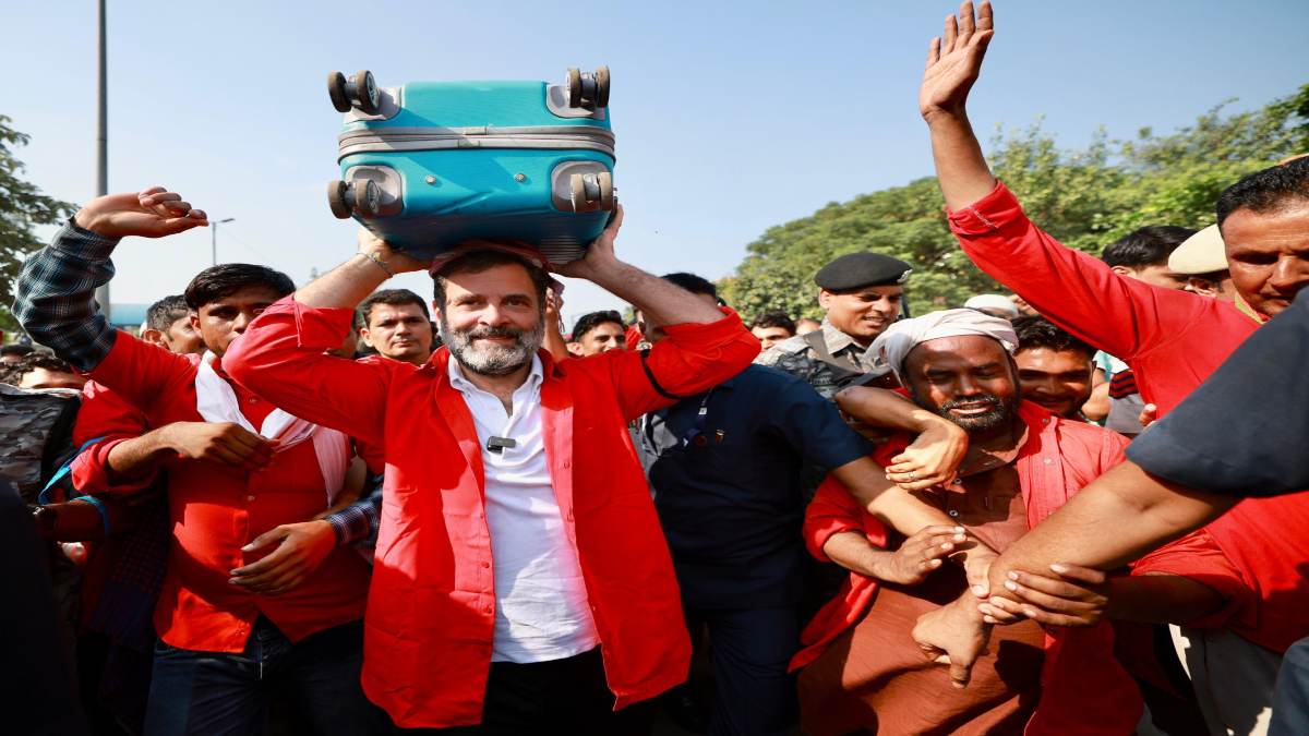Rahul Gandhi बने कुली, रेलवे स्टेशन में सिर पर उठाया यात्रियों का सामान, देखें VIDEO …