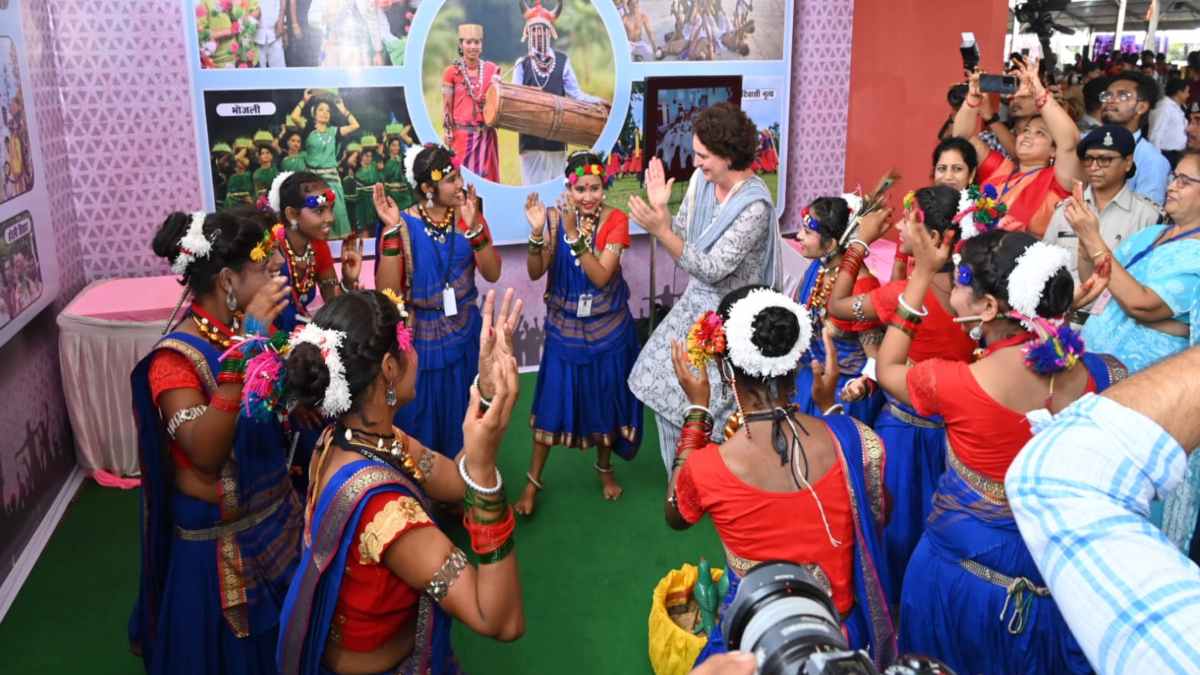 Priyanka Gandhi Dance : छत्तीसगढ़िया रंग में रंगी प्रियंका गांधी, नर्तकों के साथ दी सुवा नृत्य की प्रस्तुति, देखें तस्वीरें…