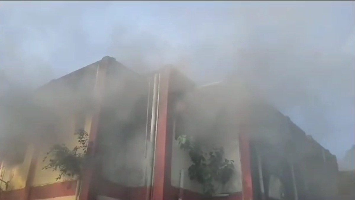 CG BREAKING : अस्पताल में अचानक लगी आग, उठा धुएं का गुबार, मची अफरा-तफरी