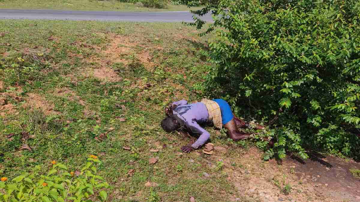 CG BREAKING : जंगल के बीच में शख्स की मिली लाश, इलाके में फैली सनसनी, शरीर पर गहरे जख्म के निशान, जांच में जुटी पुलिस