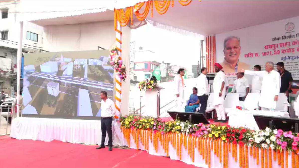 CM भूपेश बघेल ने पेश की मानवता की मिसाल, ट्रैफिक में फंसे एंबुलेंस को रास्ता देने के लिए खुद मंच से हो गए खड़े, देखें Video …
